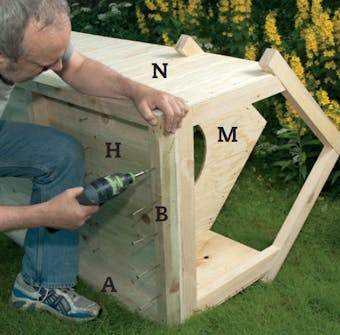 Isoleret hundehus: Gavlene fastgøres til bundrammen Isoleret hundehus: Gavlene fastgøres til bundrammen